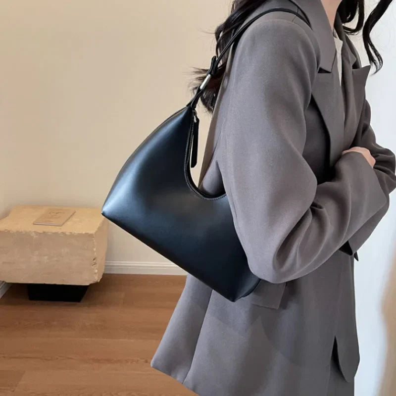 Petit sac hobo femme finition mate, fermeture zippée