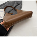 Petit sac hobo femme finition mate, fermeture zippée