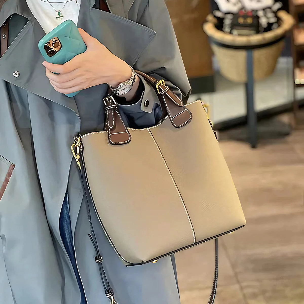 Sac seau femme en cuir grainé, anses courtes et bandoulière, beige
