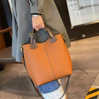 Sac seau femme en cuir grainé, anses courtes et bandoulière, orange