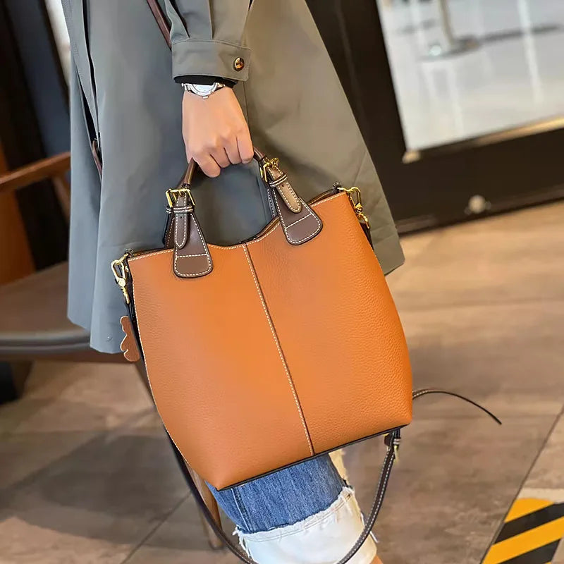 Sac seau femme en cuir grainé, anses courtes et bandoulière, orange