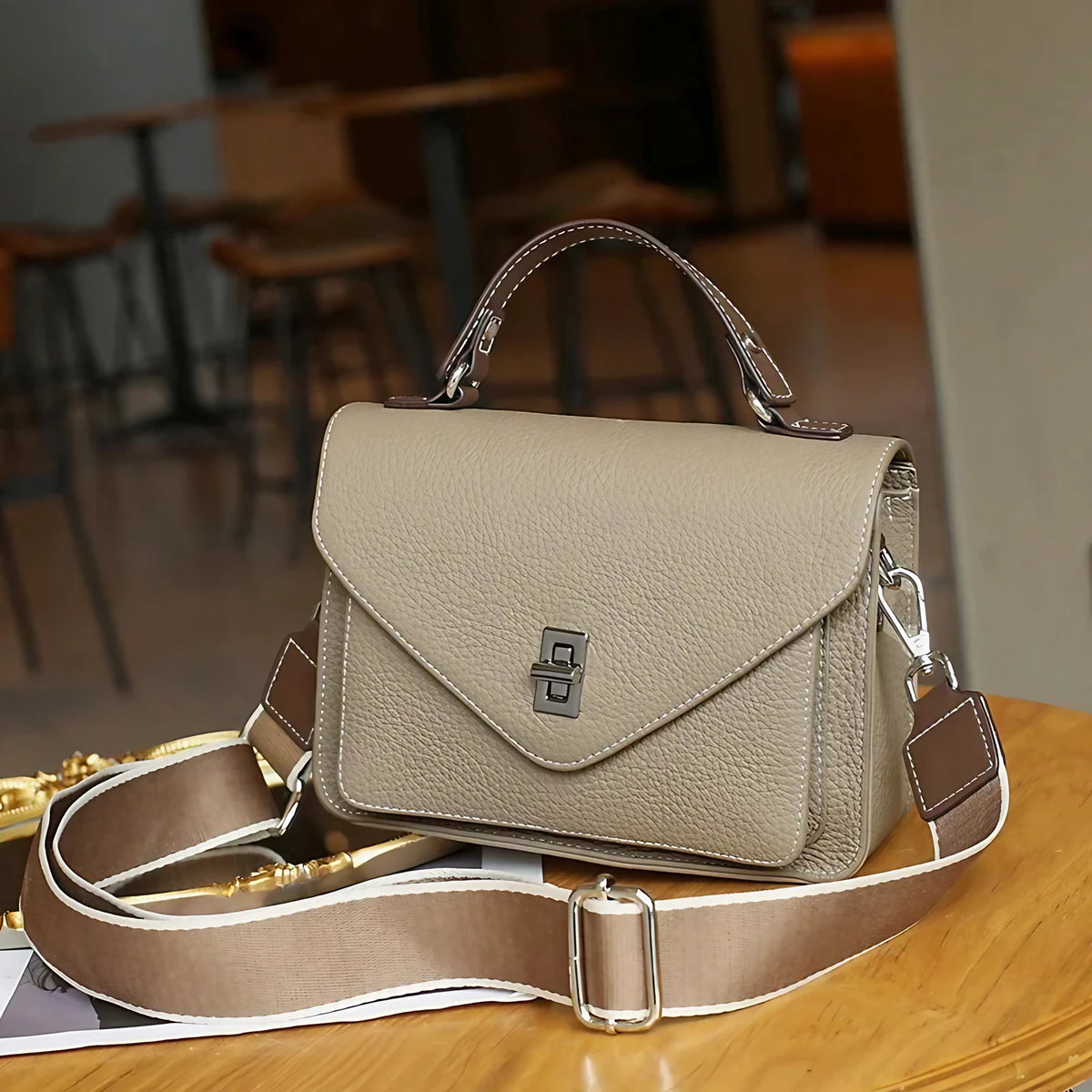 Petit sac à main femme à rabat, deux bandoulières amovibles, gris et beige