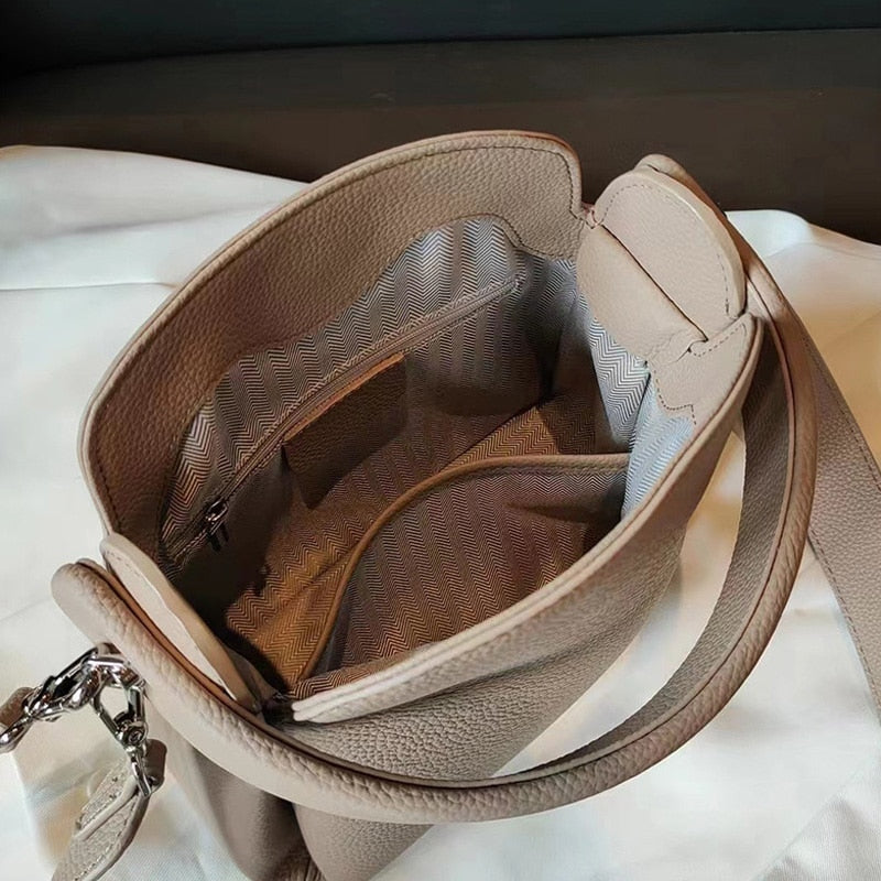 Sac à main femme en cuir grainé beige, 23 x 19 cm
