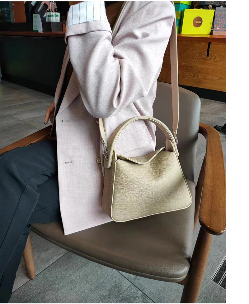 Sac à main femme en cuir grainé beige, 23 x 19 cm