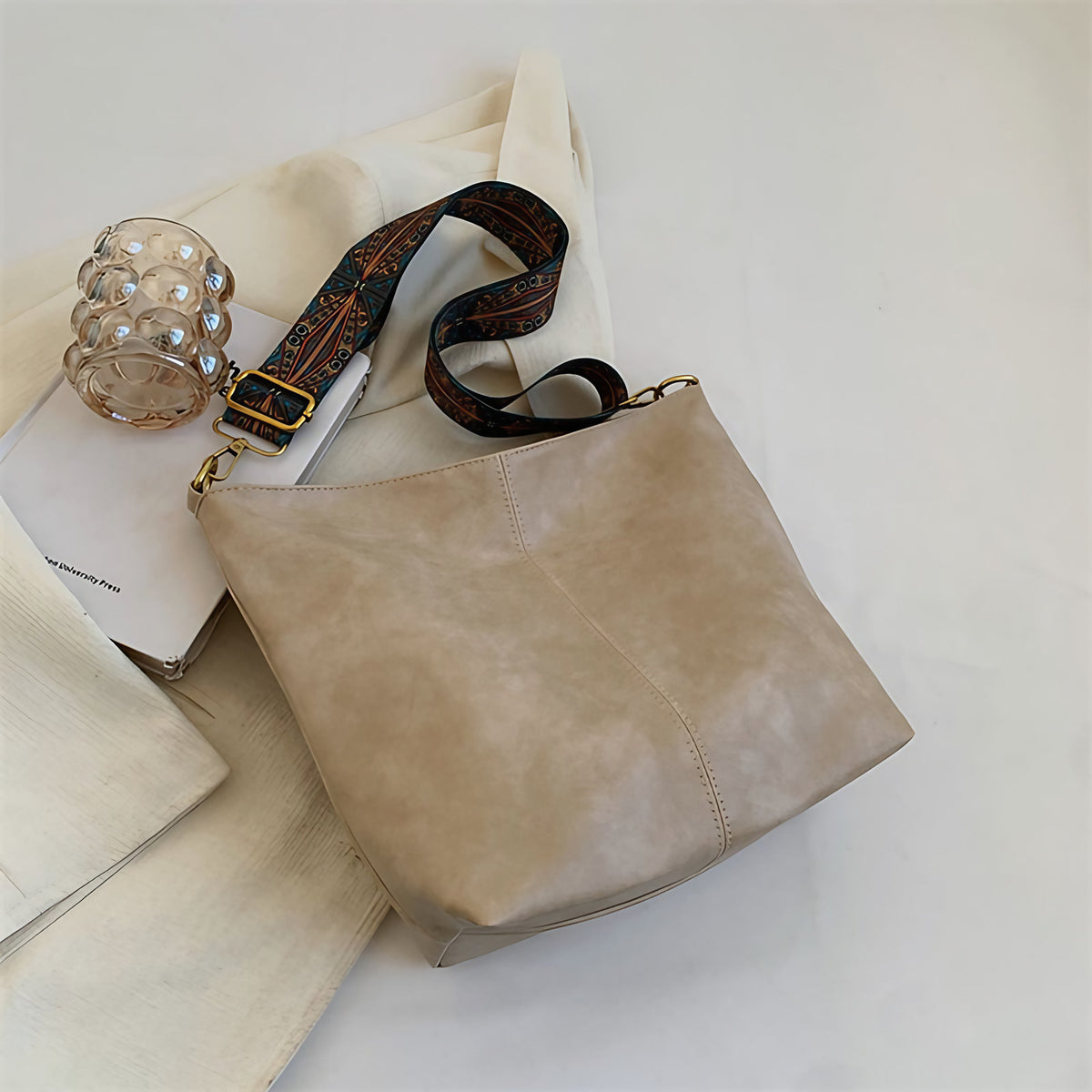 Sac seau allongé femme en similicuir, bandoulière en tissu à motifs, beige