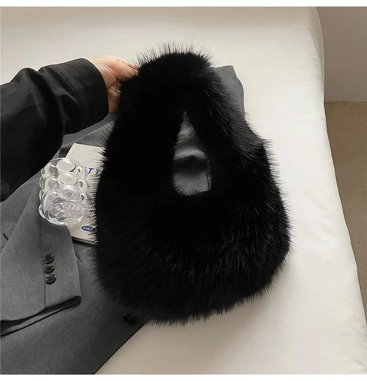 Petit sac à main femme à l'aspect douillet, quatre coloris, noir