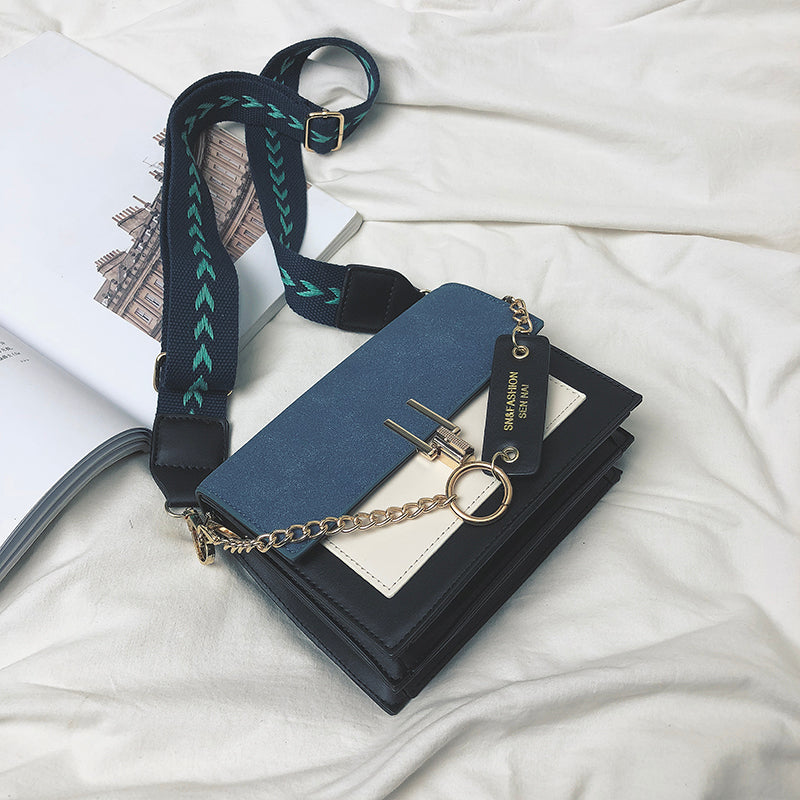 Petit sac à rabat femme bleu et noir, porté épaule ou croisé
