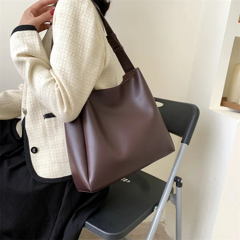 Sac porté épaule femme en similicuir mat, anse réglable