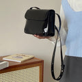 Sac à main femme noir brillant à rabat, porté épaule, noir