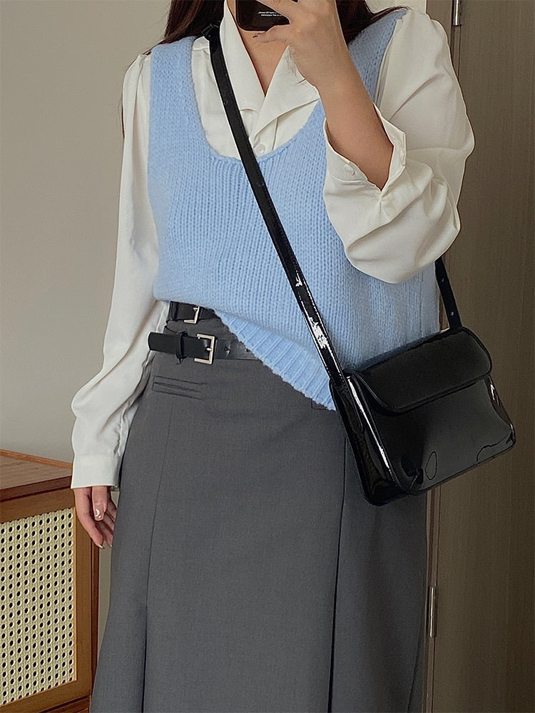 Sac à main femme noir brillant à rabat, porté épaule