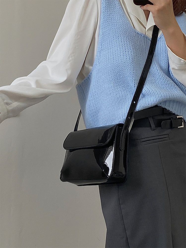Sac à main femme noir brillant à rabat, porté épaule