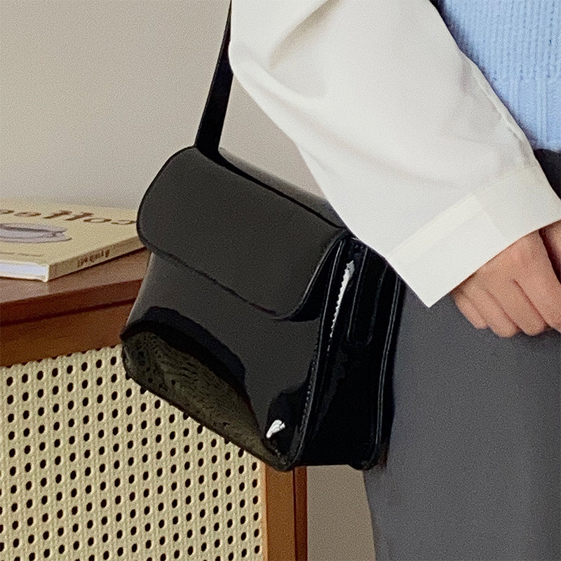 Sac à main femme noir brillant à rabat, porté épaule