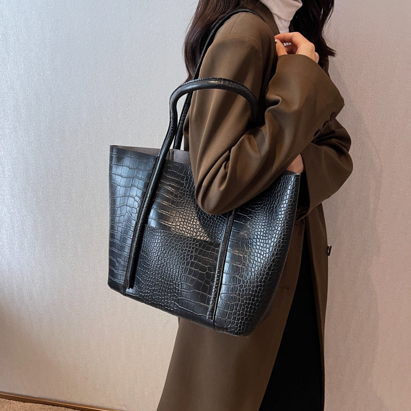 Sac à main trapèze femme noir brillant effet croco, 38 cm