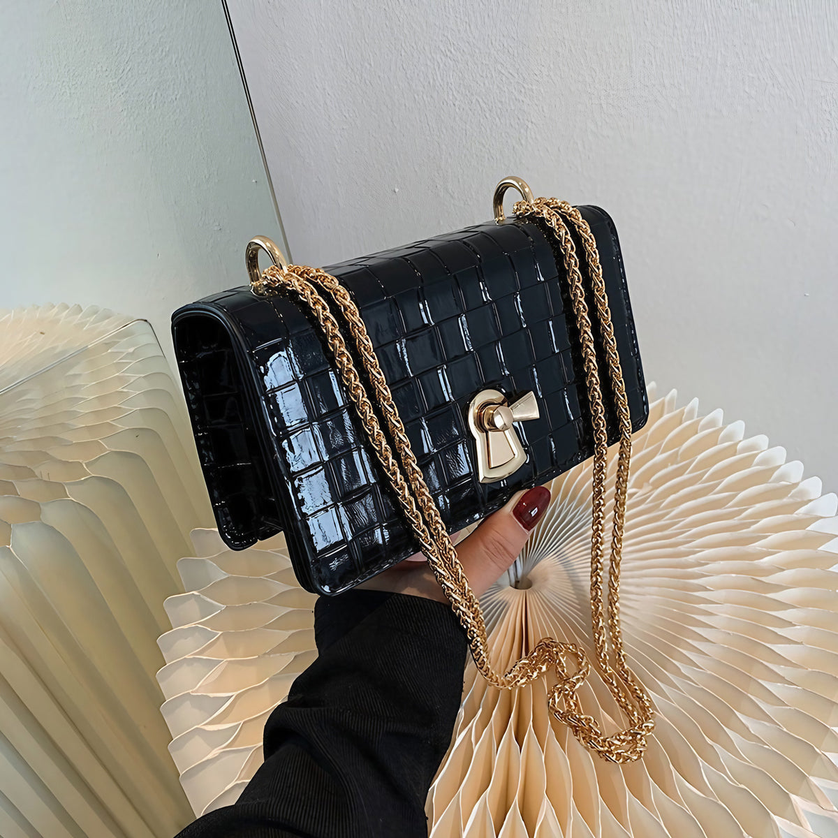 Petit sac rigide femme effet croco noir, fermoir doré, noir