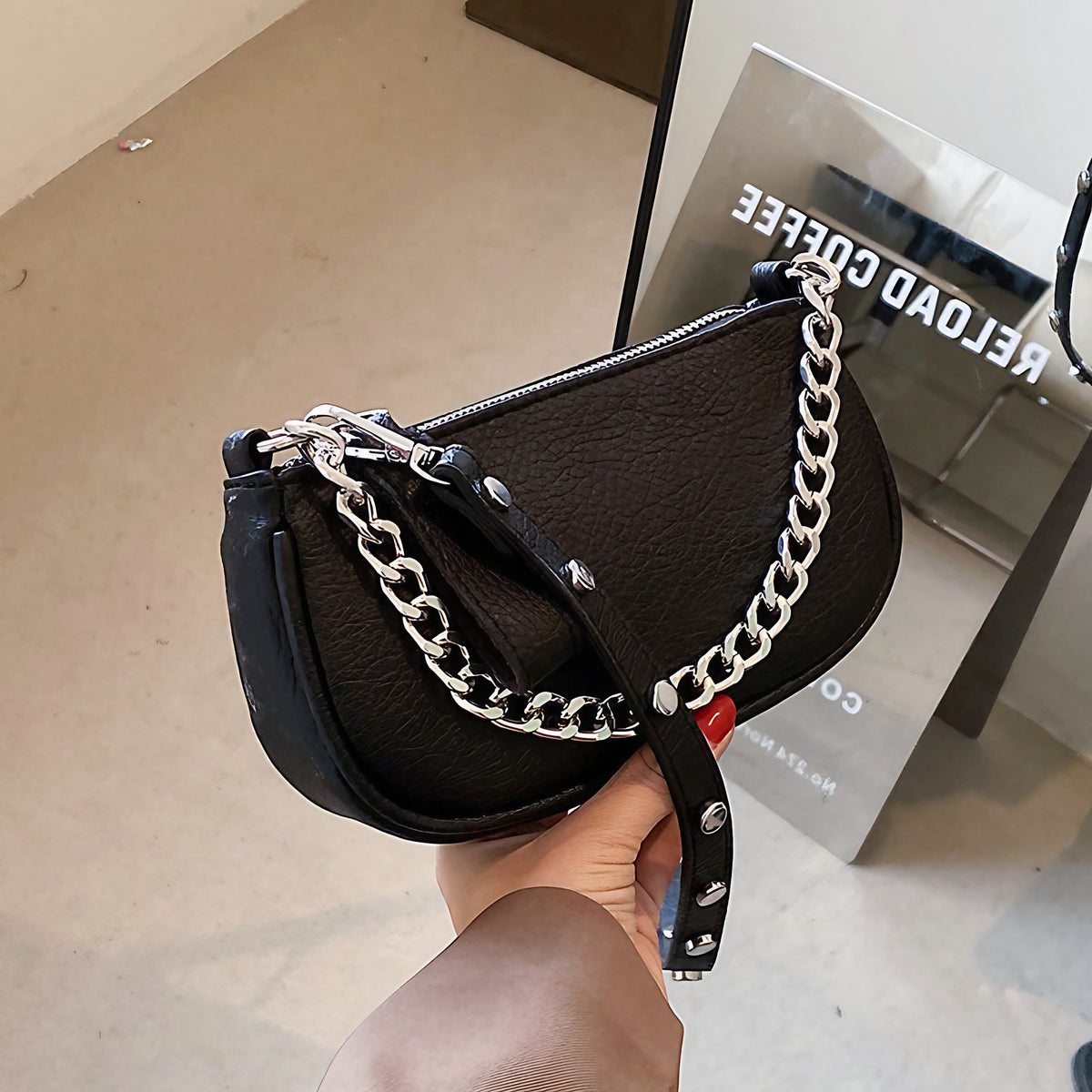 Sac à main noir femme à chaîne argentée, fermeture zip