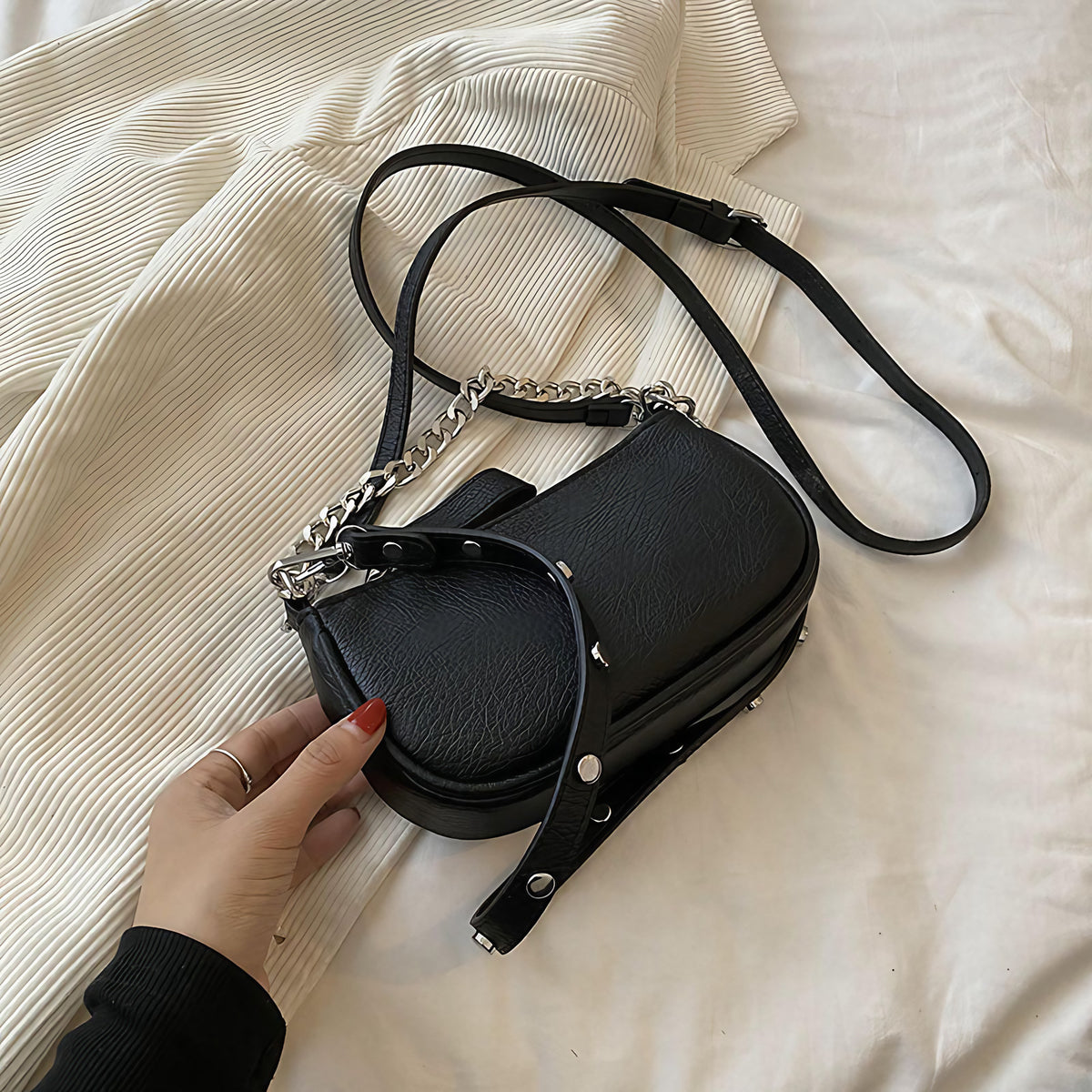 Sac à main noir femme à chaîne argentée, fermeture zip, noir