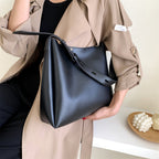 Grand sac porté épaule femme noir mat, forme verticale