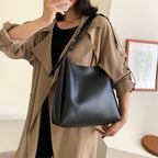 Grand sac porté épaule femme noir mat, forme verticale
