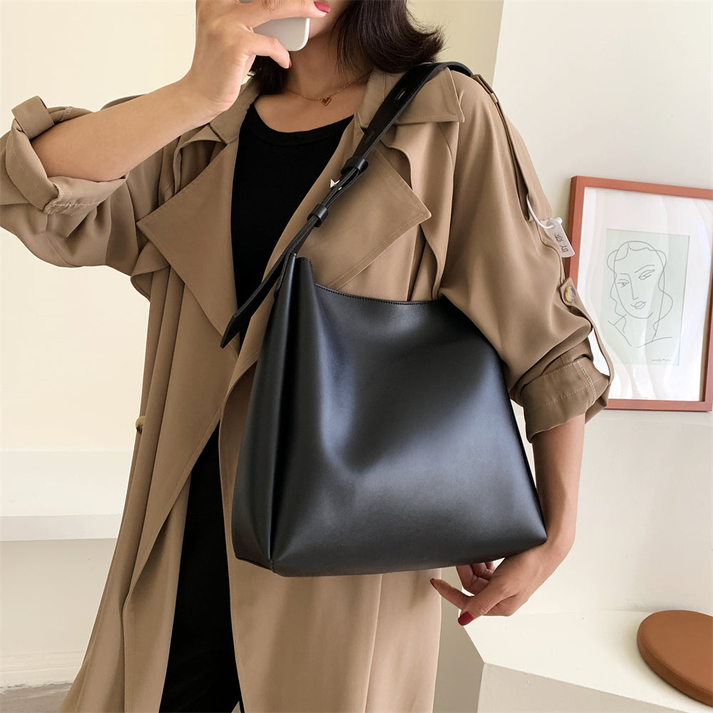 Grand sac porté épaule femme noir mat, forme verticale