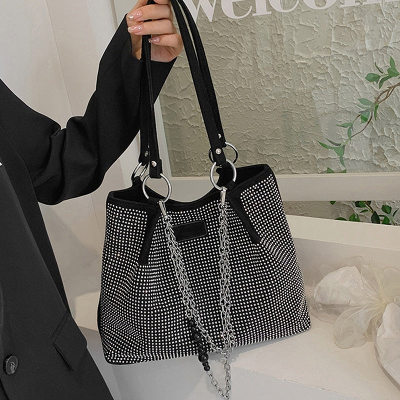 Sac bourse noir femme à strass et détails argentés, 32 x 25 cm