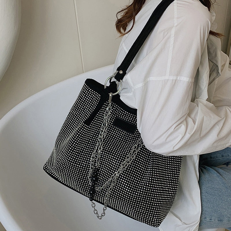 Sac bourse noir femme à strass et détails argentés, 32 x 25 cm
