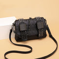 Sac à main noir femme style rock à clous, rabat et anse réglable, noir
