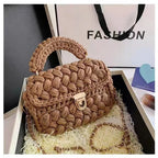 Petit sac en crochet femme, rabat et fermoir doré, 18 x 14 cm, marron clair