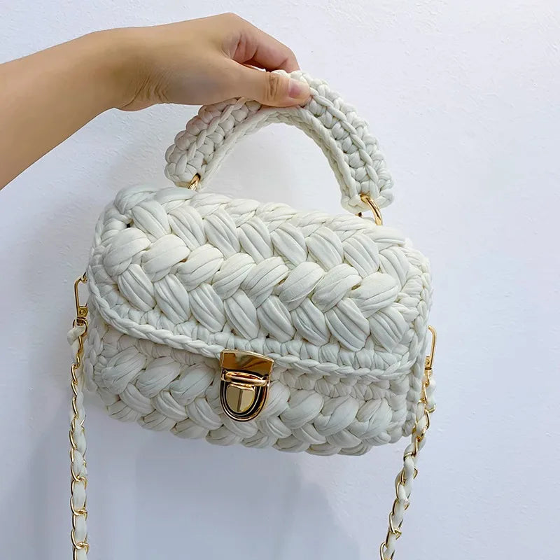 Petit sac en crochet femme, rabat et fermoir doré, 18 x 14 cm