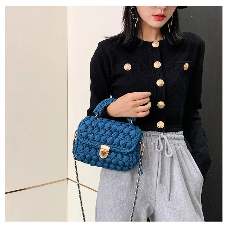 Petit sac en crochet femme, rabat et fermoir doré, 18 x 14 cm