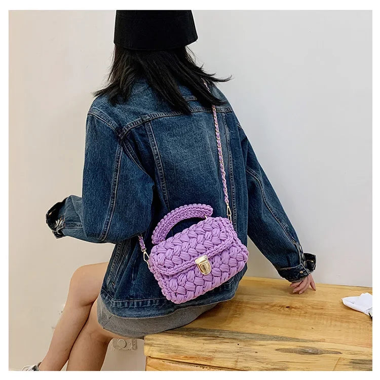 Petit sac en crochet femme, rabat et fermoir doré, 18 x 14 cm