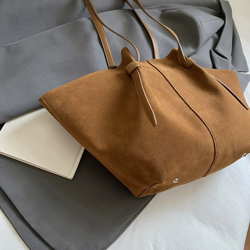 Grand sac cabas femme en suédine, anses rigides, pochette zippée
