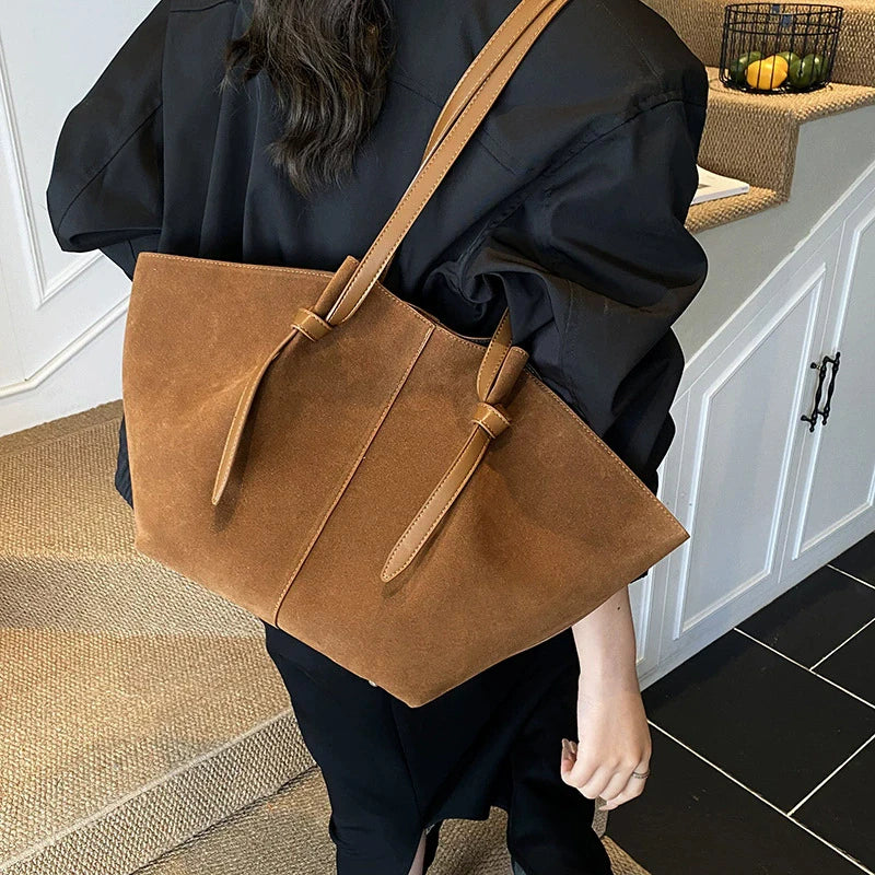 Grand sac cabas femme en suédine, anses rigides, pochette zippée