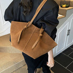 Grand sac cabas femme en suédine, anses rigides, pochette zippée
