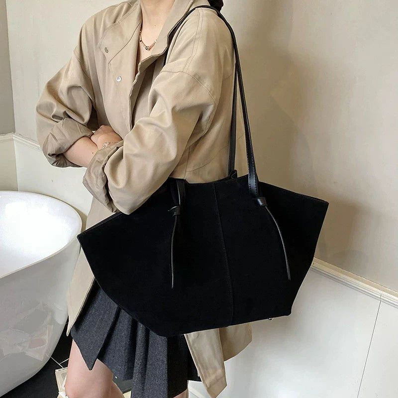 Grand sac cabas femme en suédine, anses rigides, pochette zippée