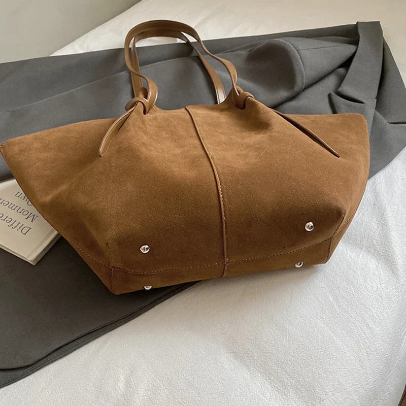 Grand sac cabas femme en suédine, anses rigides, pochette zippée
