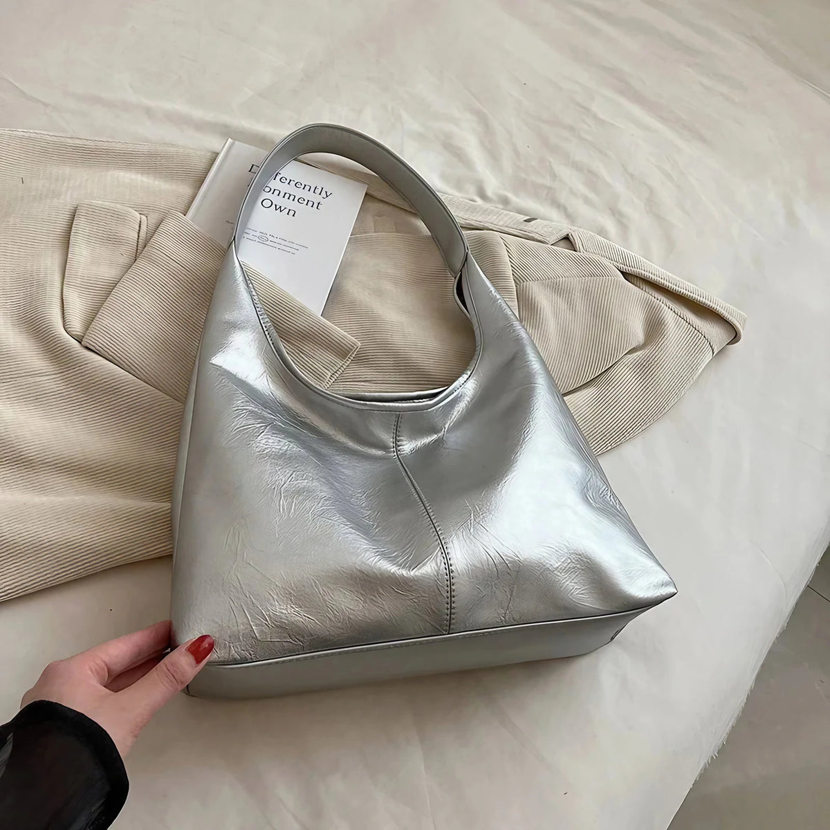 Sac hobo argenté femme en similicuir métallisé, 30 x 32 cm, argenté