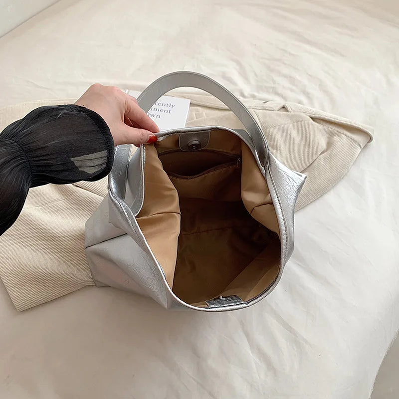 Sac hobo argenté femme en similicuir métallisé, 30 x 32 cm