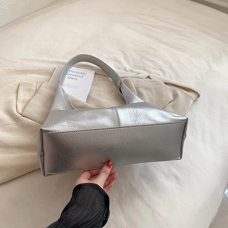 Sac hobo argenté femme en similicuir métallisé, 30 x 32 cm
