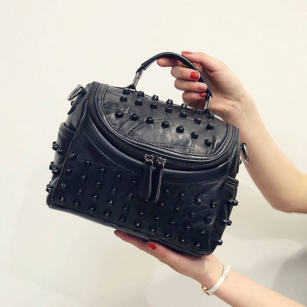 Petit sac à main noir à clous, bandoulière amovible