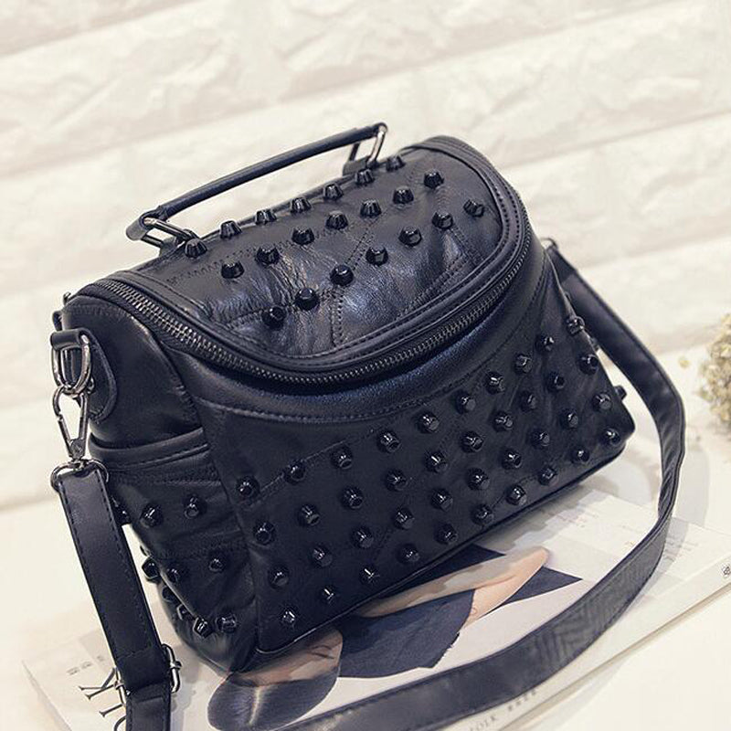 Petit sac à main noir à clous, bandoulière amovible