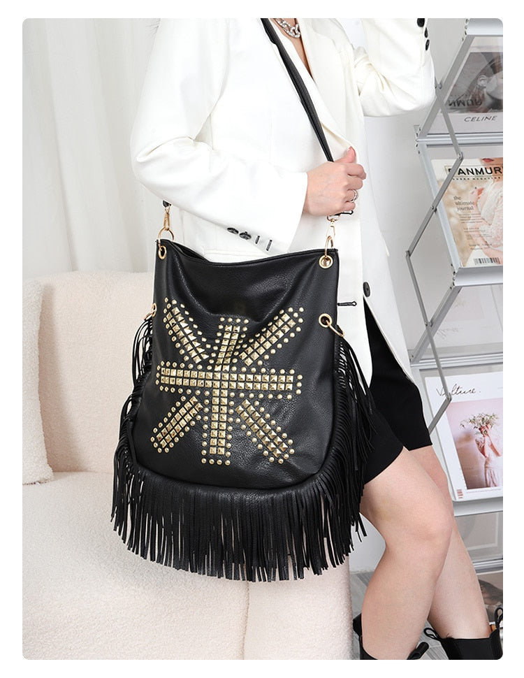 Sac à franges femme noir, clous étoiles dorés, poignée chaîne