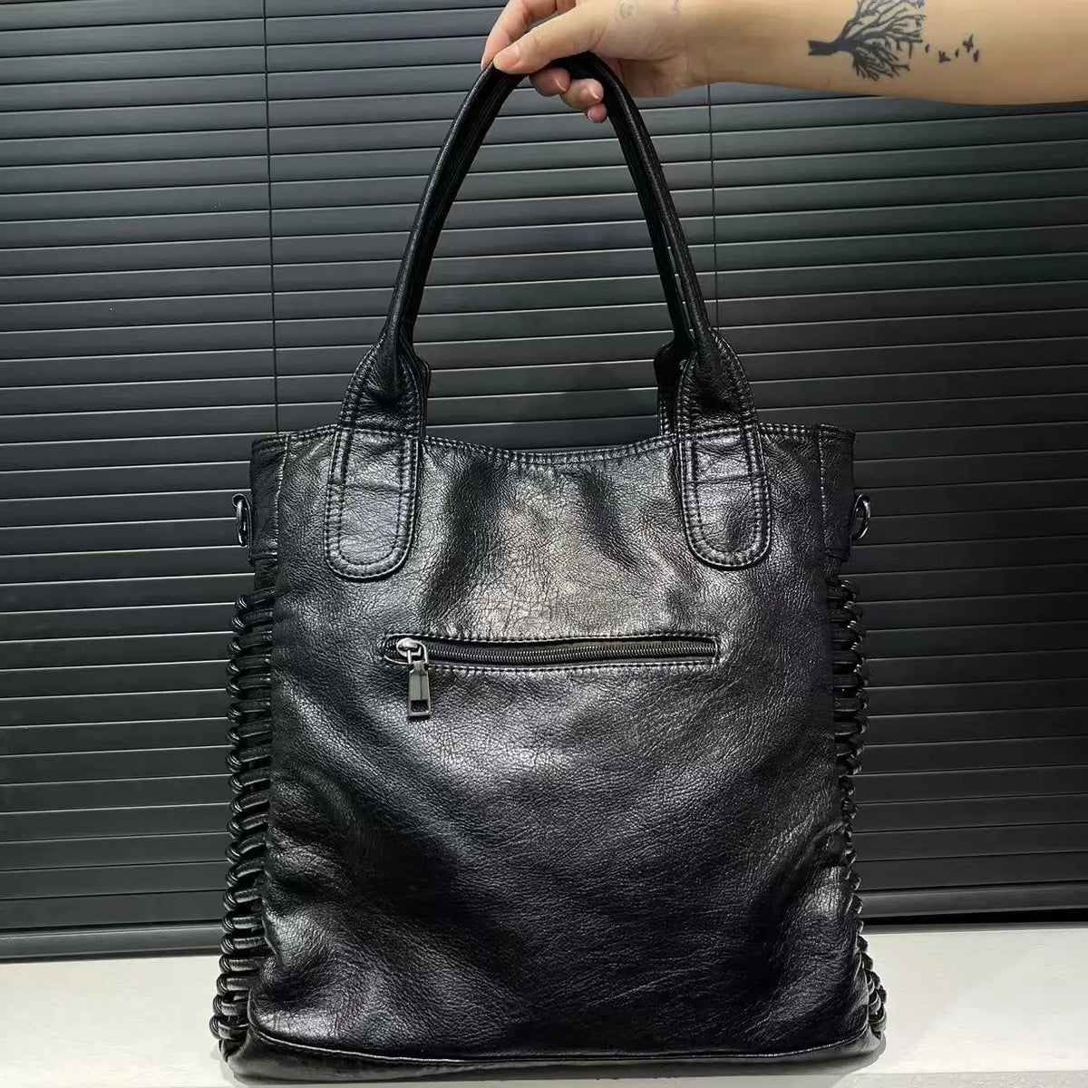 Sac à main noir femme format A4, similicuir grainé, bandoulière