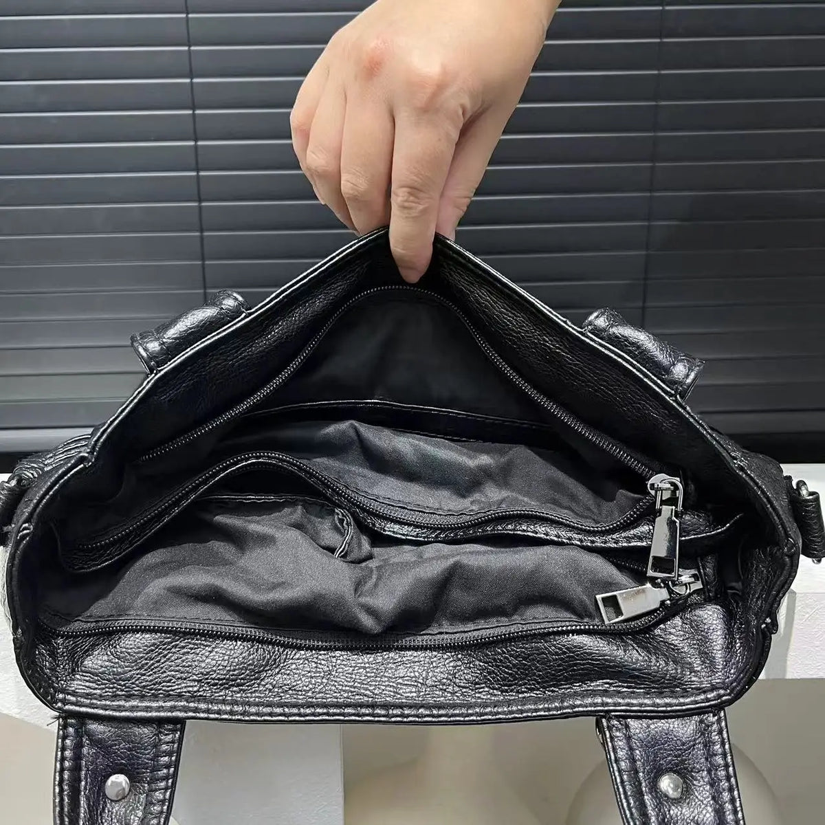Sac à main noir femme format A4, similicuir grainé, bandoulière