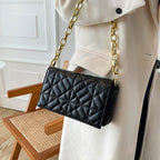 Petit sac noir femme à anse en maillons dorés