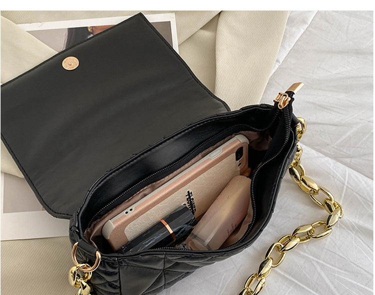 Petit sac noir femme à anse en maillons dorés