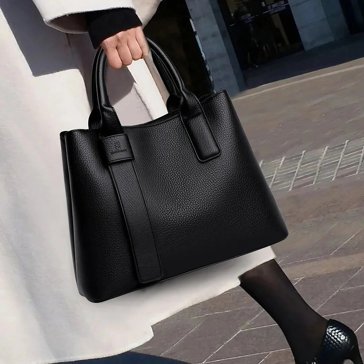 Sac à main noir femme en similicuir grainé, taille moyenne