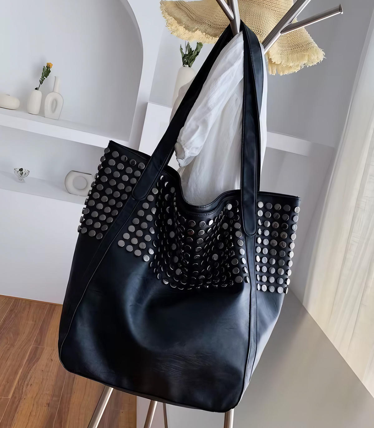Grand sac souple noir femme en similicuir à détails cloutés, noir