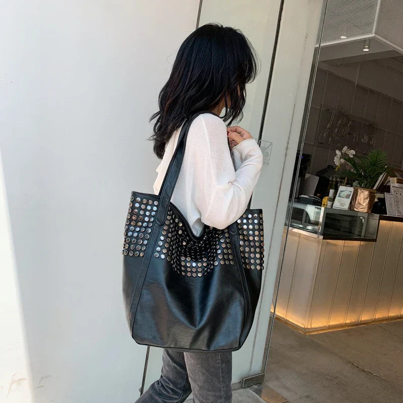 Grand sac souple noir femme en similicuir à détails cloutés