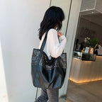 Grand sac souple noir femme en similicuir à détails cloutés