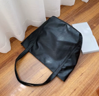 Grand sac souple noir femme en similicuir à détails cloutés